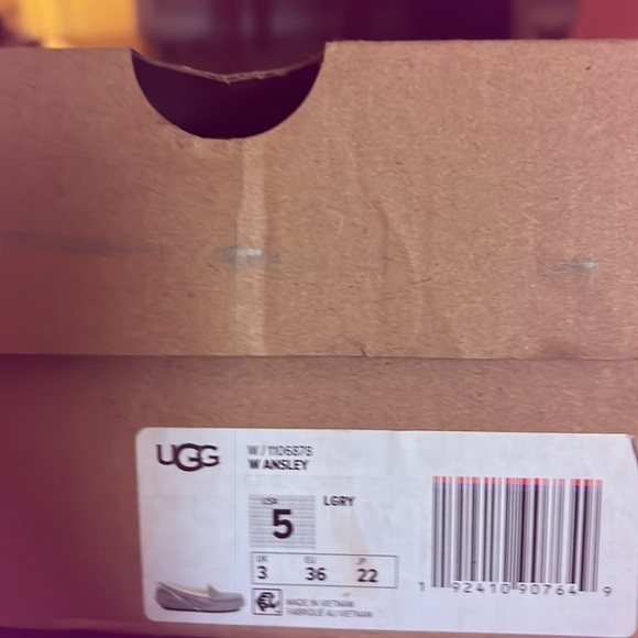Woman’s Uggs Brand new still in box never been worn whatsoever - Picture 3 of 4